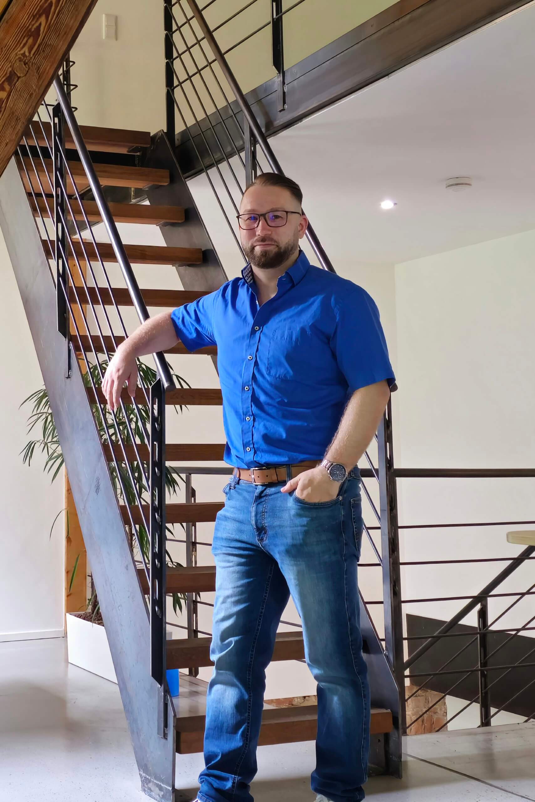 Sebastian Spielmann vor einer Treppe stehend